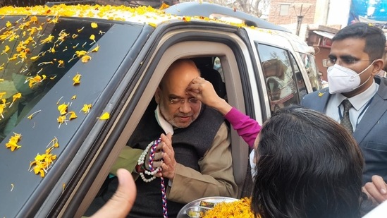 Amit Shah started his day by visiting the Vrindavan's Bake Bihari Temple at 11.30 am where he offered prayers.(HT Photo/Hemendra Chaturvedi)