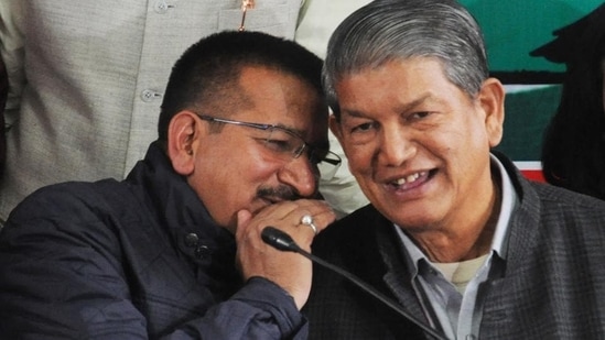 Congress leaders Kishore Upadhyay and Harish Rawat had been at loggerheads and the tussle came out in the open several forums in the past few years.(Vinay Santosh Kumar /HT File Photo)