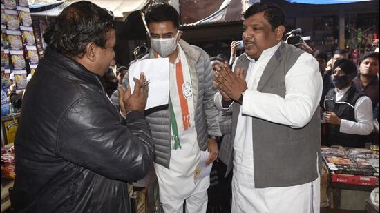 Congress leader Sachin Pilot campaigns for party candidate from Ghaziabad Sushant Goyal at Ghantaghar Market on Thursday. (Sakib Ali /HT)