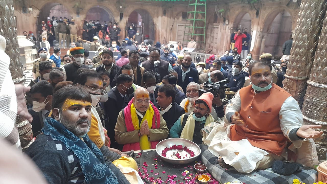 Amit Shah offering prayers at Banke Bihari Temple in the holy city of Vrindavan, Mathura district in Uttar Pradesh. (Hemendra Chaturvedi/HT) Amit Shah offering prayers at Banke Bihari Temple in the holy city of Vrindavan, Mathura district in Uttar Pradesh. (Hemendra Chaturvedi/HT)