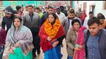 Ranjita Dhama, an independent candidate from Loni assembly constituency, during a door-to-door campaign on Friday. (Sakib Ali/HT)