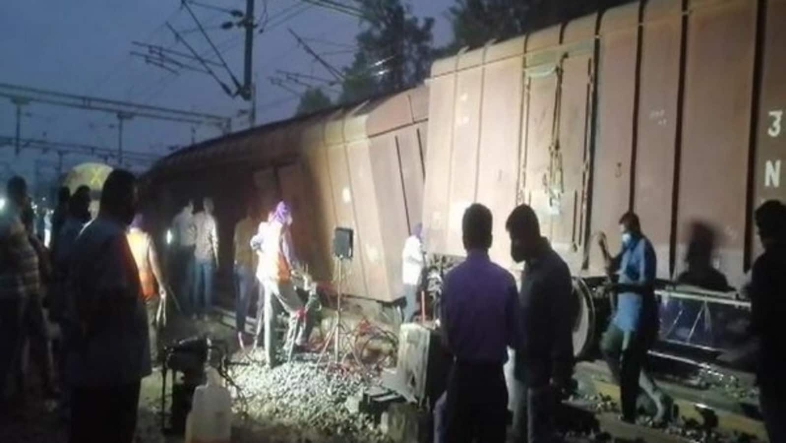 Hindi News: केरल के अलुवा रेलवे स्टेशन पर मालगाड़ी के पटरी से उतरने के बाद 11 ट्रेनें रद्द