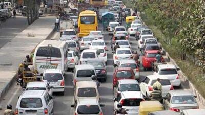 Heavy pedestrian movement, on-street parking, presence of multiple banquet halls, and unhindered incoming traffic on the signal-free corridor from Vikaspuri to Wazirabad adds to the congestion at Peeragarhi junction. (HT Archive) Heavy pedestrian movement, on-street parking, presence of multiple banquet halls, and unhindered incoming traffic on the signal-free corridor from Vikaspuri to Wazirabad adds to the congestion at Peeragarhi junction. (HT Archive)