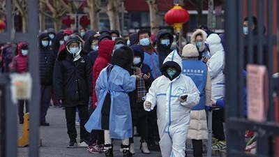 Residents wearing masks to help protect from the coronavirus gather in line as they wait for a throat swab at a Covid-19 test site outside a residential housing block in Fengtai district in Beijing, China on Wednesday. (Representative image/AP) Residents wearing masks to help protect from the coronavirus gather in line as they wait for a throat swab at a Covid-19 test site outside a residential housing block in Fengtai district in Beijing, China on Wednesday. (Representative image/AP)