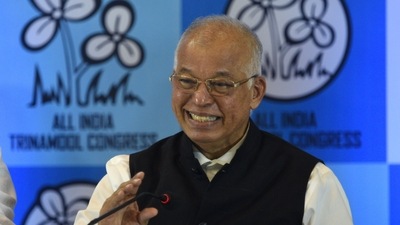 Former Goa chief minister Luizinho Faleiro interacts with the media after joining All India Trinamool Congress (TMC) in Kolkata, India. (Samir Jana/HT Photo) Former Goa chief minister Luizinho Faleiro interacts with the media after joining All India Trinamool Congress (TMC) in Kolkata, India. (Samir Jana/HT Photo)