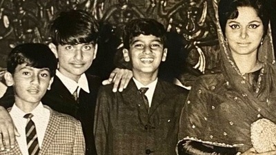 (L-R) Kumar Gaurav, Dilip Dhawan, and Boney Kapoor with Waheeda Rehman. (L-R) Kumar Gaurav, Dilip Dhawan, and Boney Kapoor with Waheeda Rehman.