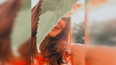 Alia Bhatt captioned her post, "hangies with the sun &amp; this flower." (Instagram/@aliaabhatt)
