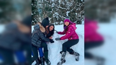 Sara Ali Khan and her girl gang pose for the camera with the little snowman which they built. (Instagram/@saraalikhan95) Sara Ali Khan and her girl gang pose for the camera with the little snowman which they built. (Instagram/@saraalikhan95)