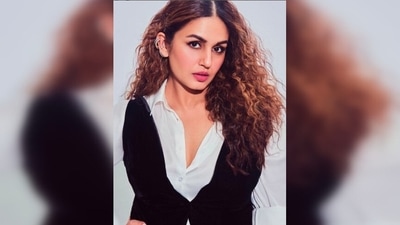 With smokey cat eyes, blushed cheeks and pink-tinted lips, Huma Qureshi casts a spell on her fans with her spell-bounding looks. (Instagram/@iamhumaq)