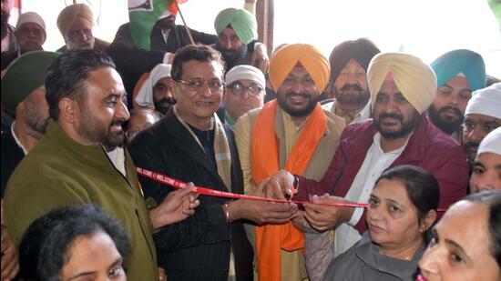 MP Ravneet Bittu inaugurating the election office of Congress candidate Kamaljit Karwal in Ludhiana ahead of the Punjab assembly elections. (HT File)