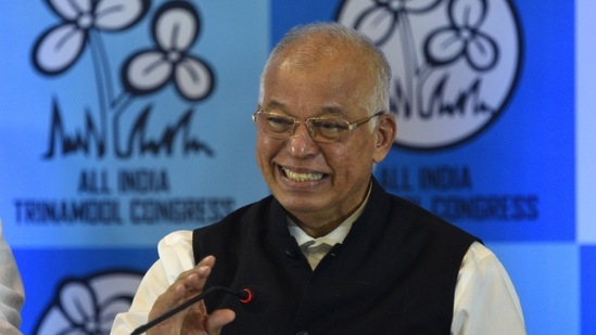 Former Goa chief minister Luizinho Faleiro interacts with the media after joining All India Trinamool Congress (TMC) in Kolkata, India.(Samir Jana/HT Photo)