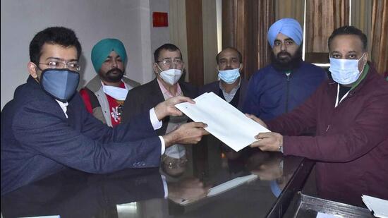 Congress candidate Sanjay Talwar filing his nomination papers from Ludhiana East, for the upcoming Punjab assembly elections on Friday. (Gurpreet Singh/HT)