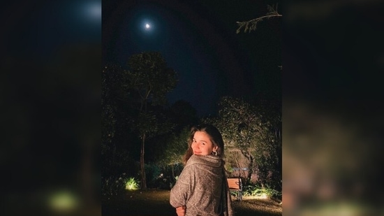 Alia Bhatt captioned her post, "Dekho chand aaya … chand nazar aaya. Gangu bhi aa rahi hain.. 25th February Ko."(Instagram/@aliaabhatt)
