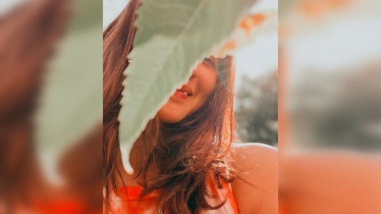 Alia Bhatt captioned her post, "hangies with the sun & this flower."(Instagram/@aliaabhatt)