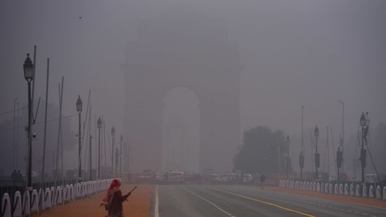 Delhi's Safdarjung observatory (the official weather recorder of the national capital) recorded a minimum temperature of 6.4 degrees Celsius on Friday, January 28, 2022.(Amal KS / HT Photo)