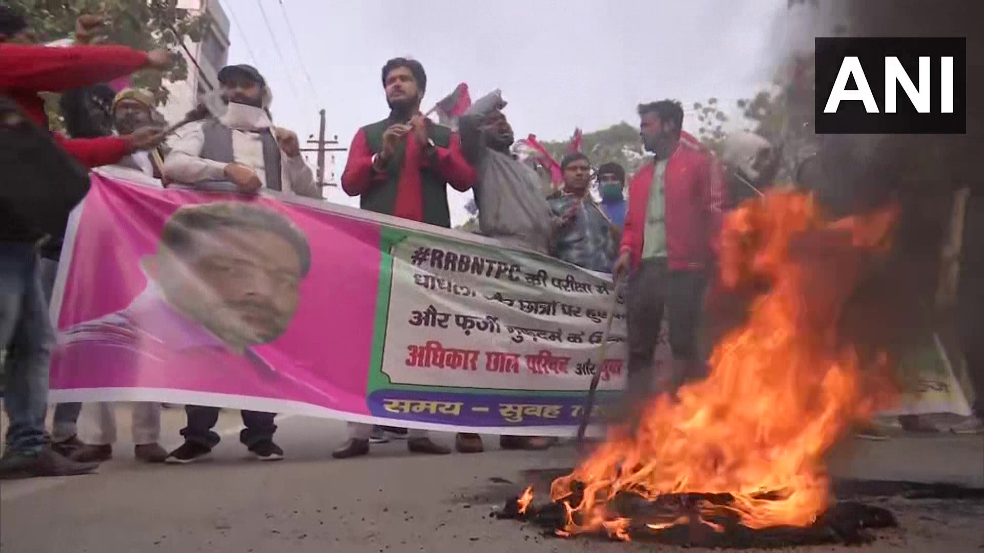 Protesters block roads in Patna in support of bandh on Friday. (ANI Twitter)
