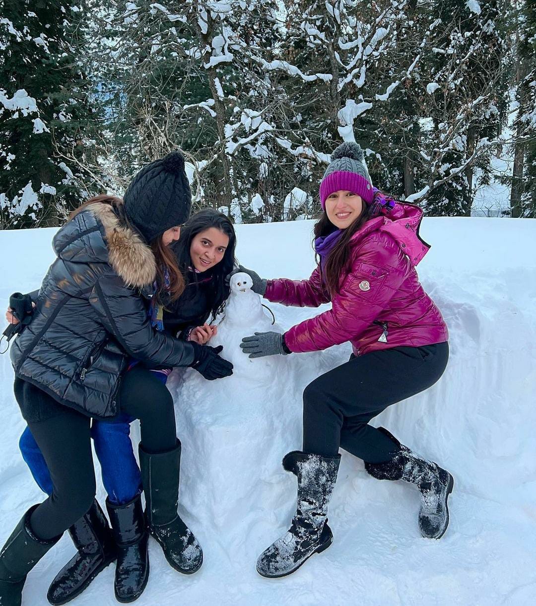 Sara y sus amigas construyendo un muñeco de nieve,