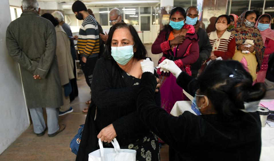 A health worker inoculates a senior citizen with a booster dose of Covid-19 vaccine at a hospital. (Sunil Ghosh/HT) A health worker inoculates a senior citizen with a booster dose of Covid-19 vaccine at a hospital. (Sunil Ghosh/HT)