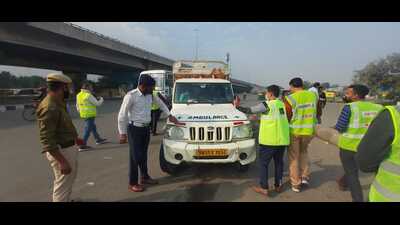 Road Safety Officers (RSOs) carry out special safety campaigns across Delhi-NCR during foggy season. Road Safety Officers (RSOs) carry out special safety campaigns across Delhi-NCR during foggy season.