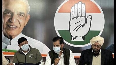 City Congress chief Subhash Chawla (centre) addressing a press conference in Chandigarh on Saturday. (HT Photo)