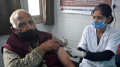 The head scientist of the study and the co-author of the paper said that the fact that it cuts down the severity of the virus is one of the primary reasons why people should get vaccinated. (HT_PRINT)