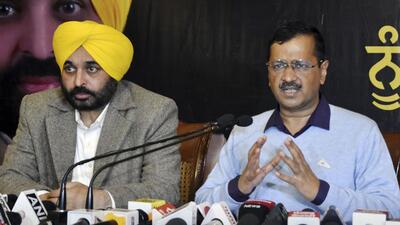 Delhi Chief Minister and AAP convenor Arvind Kejriwal with Punjab AAP president Bhagwant Maan at a press conference ahead of the Punjab Assembly elections, in Jalandhar on Saturday. (PTI PHOTO.)