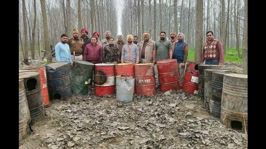 The raiding team of the Himachal and Punjab Police took possession of boiler drums, plastic cans and other apparatus used for manufacturing lahan. (HT File Photo/ Representational image)