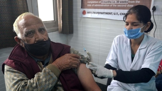 The head scientist of the study and the co-author of the paper said that the fact that it cuts down the severity of the virus is one of the primary reasons why people should get vaccinated.(HT_PRINT)