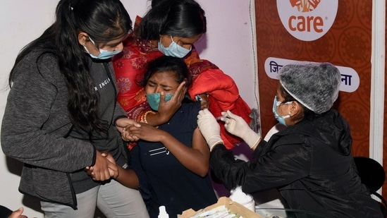 Covid vaccination: On Thursday, more than 57.35 lakhs of people got vaccinated. Till now, 164.44 crores of people have been provided with the covid vaccine.(PTI)