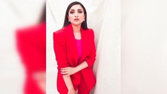 Parineeti Chopra's hairstylist Radhika Yadav surely understood her assignment and gave her the perfect side-parted sleek hairdo.(Instagram/@parineetichopra)