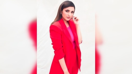 Parineeti Chopra's smoked cat eyes, defined eyebrows and neutral lips added more definition to her chic look.(Instagram/@parineetichopra)