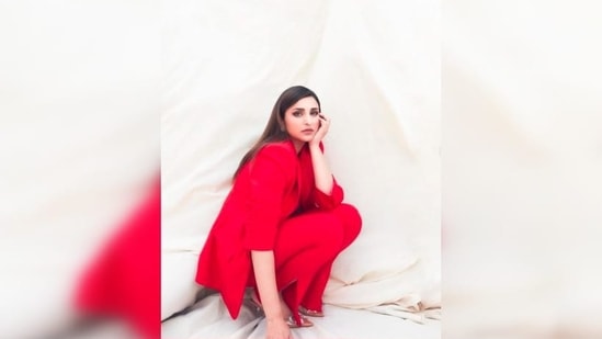 With her sleeves pulled up and eyes straight at the lens, Parineeti Chopra looked like she is ready to take over the world.(Instagram/@parineetichopra)
