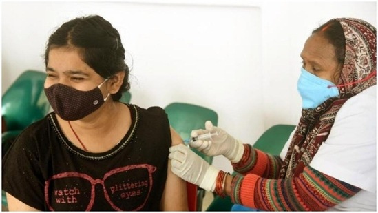 The government has also started rolling out the booster shot for people who have been vaccinated with the two doses. It is being given to the healthcare professionals. covid frontline warriors and senior citizens with co-morbidity.(HT Photo)