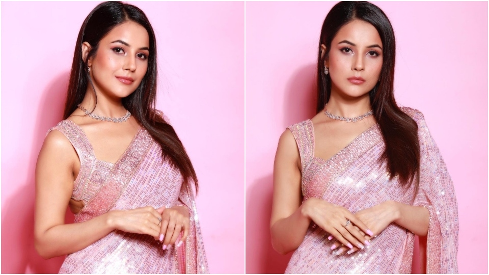 Shehnaaz Gill opted for minimal accessories. Shehnaaz Gill opted for minimal accessories. 