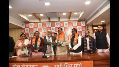 Rangnath Mishra, a former UP minister, being welcomed into the party fold by UP BJP chief Swatantra Dev in Lucknow on Saturday. (HT Photo) Rangnath Mishra, a former UP minister, being welcomed into the party fold by UP BJP chief Swatantra Dev in Lucknow on Saturday. (HT Photo)