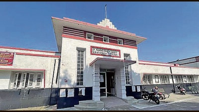 In his report, Shukla said that at the time of the inspection, no doctor was available in the emergency ward of the Railway Hospital. An accident patient was seen waiting for the doctor, so that he could be transferred to another hospital as he required immediate treatment. (Gurpreet Singh/HT) In his report, Shukla said that at the time of the inspection, no doctor was available in the emergency ward of the Railway Hospital. An accident patient was seen waiting for the doctor, so that he could be transferred to another hospital as he required immediate treatment. (Gurpreet Singh/HT)