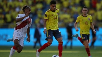 Colombia's Luis Diaz in action with Peru's Andre Carrillo (REUTERS/File Photo)
