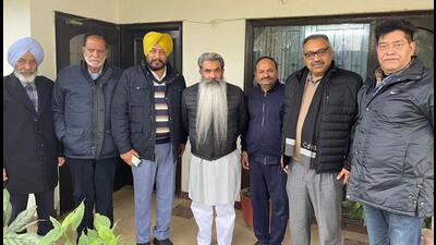 It was Anandpur Sahib MP Manish Tewari who played mediator between the two Congress leaders. The MP took to Twitter to post a photograph of Ashu and Dewan at his Ludhiana residence. Congress leader Satwinder Jawaddi, mayor Balkar Sandhu, and Congress leader Sunil Kapoor were also in the frame. (Twitter) It was Anandpur Sahib MP Manish Tewari who played mediator between the two Congress leaders. The MP took to Twitter to post a photograph of Ashu and Dewan at his Ludhiana residence. Congress leader Satwinder Jawaddi, mayor Balkar Sandhu, and Congress leader Sunil Kapoor were also in the frame. (Twitter)