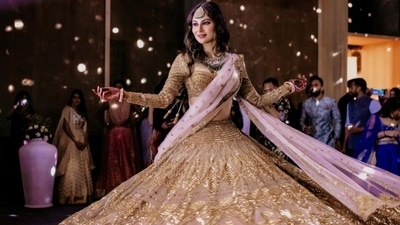 Mouni left her locks open in a middle-parting with the Sangeet look. She styled her auburn tresses in well-defined curls and placed them in front of her shoulders. (Instagram/@imouniroy) Mouni left her locks open in a middle-parting with the Sangeet look. She styled her auburn tresses in well-defined curls and placed them in front of her shoulders. (Instagram/@imouniroy)