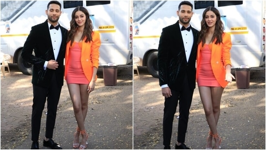 Siddhant Chaturvedi arrived on the sets of Bigg Boss 15 with Ananya. He even posed for the paparazzi with the actor. The star looked dapper in a black tuxedo replete with metallic blue and silver embellishments.(HT Photo/Varinder Chawla)