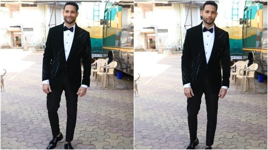 Siddhant teamed the blazer with a matching black bow tie, white shirt, black pants, and shiny black dress shoes. A side-swept hairdo and groomed beard rounded off his look. What do you think of both the stars' attires for promoting Gehraiyaan?(HT Photo/Varinder Chawla)