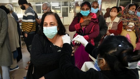 A health worker inoculates a senior citizen with a booster dose of Covid-19 vaccine at a hospital.&nbsp;(Sunil Ghosh/HT)