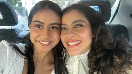 Kajol poses for a selfie with daughter Nysa Devgan.(Instagram) Kajol poses for a selfie with daughter Nysa Devgan.(Instagram)