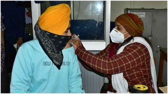 The booster shot is being provided on urgent basis to healthcare professionals, covid frontline warriors and senior citizens with co-morbidity.(HT Photo)