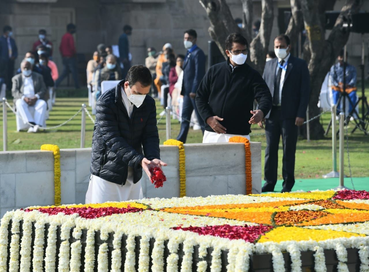 Congress leader Rahul Gandhi pays tribute to Mahatma Gandhi on his death anniversary at Rajghat. (Twitter@RahulGandhi)