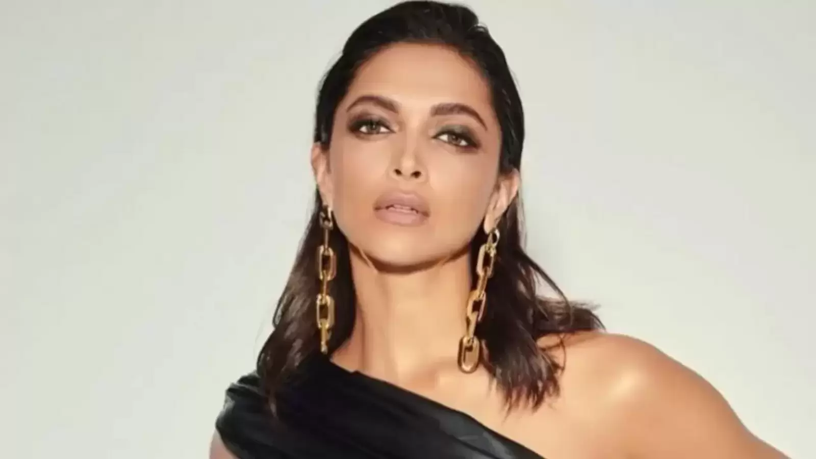 After Deepika Padukone's 'moron' barb, influencer says it's 'the only non-fake thing she's said in her entire career' | Bollywood - Hindustan Times