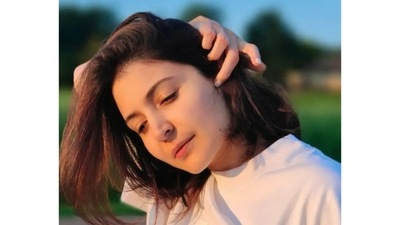 Anushka Sharma slipped into her comfy oversized t-shirt, joggers and enjoyed the sunset. (Instagram/@anushkasharma)