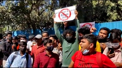 State authorities were caught off guard with sudden eruption of protests on Monday when thousands of students hit the streets in Mumbai, Pune, Nagpur and other parts of Maharashtra demanding cancellation of offline exams. (HT PHOTO) State authorities were caught off guard with sudden eruption of protests on Monday when thousands of students hit the streets in Mumbai, Pune, Nagpur and other parts of Maharashtra demanding cancellation of offline exams. (HT PHOTO)