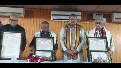 SSU- Varanasi Vice Chancellor Prof Hareram Tripathi with Padma awardees. (ht photo)