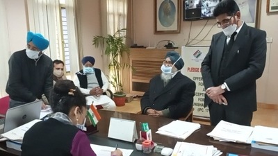 Former CM Punjab S. Parkash Singh Badal Filling nomination in MIMIT collage Malout on Monday. (Photo by Sanjeev Kumar/HT) Former CM Punjab S. Parkash Singh Badal Filling nomination in MIMIT collage Malout on Monday. (Photo by Sanjeev Kumar/HT)